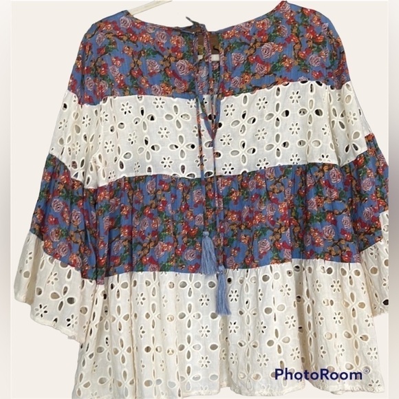 BOUTIQUE Blue/Red/Tan Floral Blouse w/Eyelet Tiers,Size Large, EUC. - Picture 6 of 6